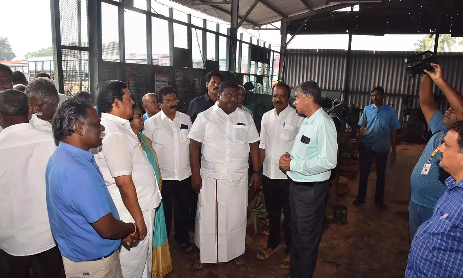 தூத்துக்குடி மாவட்டத்திற்கு பஸ்கள் இயக்கப்படுகிறது- அமைச்சர் சிவசங்கர் தூத்துக்குடி மாவட்டத்திற்கு பஸ்கள் இயக்கப்படுகிறது- அமைச்சர் சிவசங்கர்