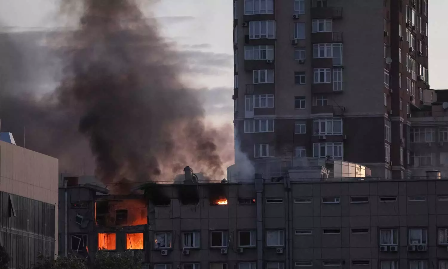 உக்ரைன் கிவ் நகரில் அடுக்கு மாடி குடியிருப்புகளில் ரஷியா டிரோன் தாக்குதல் உக்ரைன் கிவ் நகரில் அடுக்கு மாடி குடியிருப்புகளில் ரஷியா டிரோன் தாக்குதல்