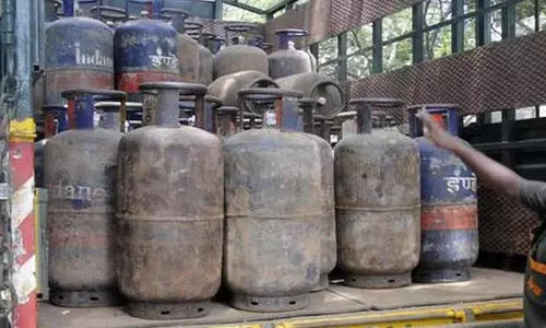 வணிக சிலிண்டர் விலை குறைப்பு: பெட்ரோல், டீசல் விலையில் 580-வது நாளாக மாற்றமில்லை