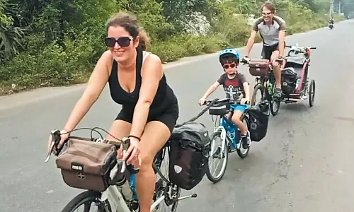 2 குழந்தைகளுடன் சைக்கிளில் இந்தியாவை சுற்றும் இத்தாலி தம்பதி