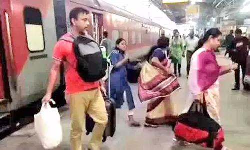 மழை நீர் வடிய தொடங்கியதால் 5 நாட்களுக்கு பிறகு தூத்துக்குடிக்கு வந்த முத்துநகர் எக்ஸ்பிரஸ்