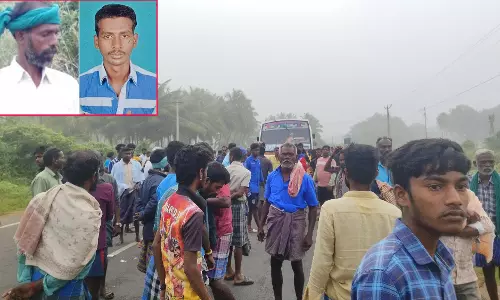 பைக் மீது சரக்கு வாகனம் மோதி 2 தொழிலாளர்கள் பலி