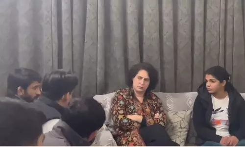 சாக்ஷி மாலிக், பஜ்ரங் புனியாவை சந்தித்த பிரியங்கா காந்தி