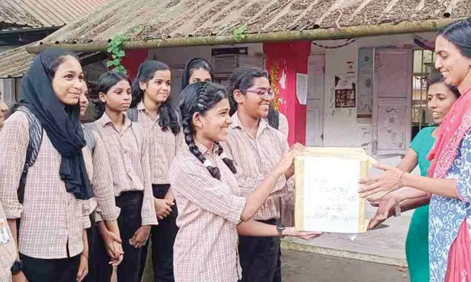 புத்தாண்டை முன்னிட்டு கல்வி மந்திரிக்கு 1,500 வாழ்த்து அட்டைகளை தயாரித்து அனுப்பிய பள்ளி மாணவர்கள்