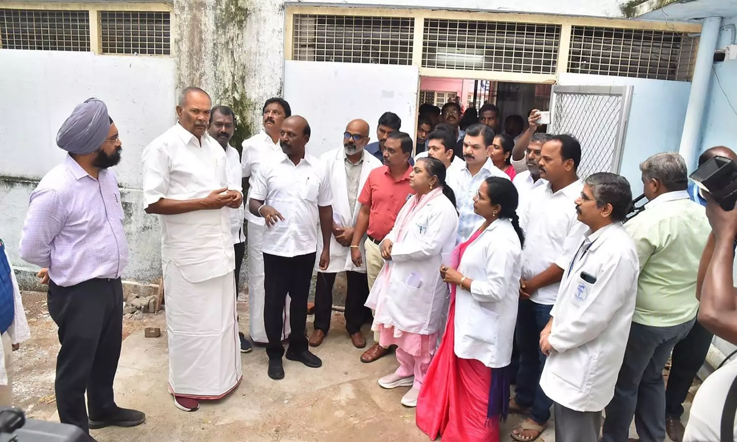 வெள்ளம் பாதித்த 4 மாவட்டங்களில் மருத்துவ முகாம்களில் 95,127 பேருக்கு சிகிச்சை வெள்ளம் பாதித்த 4 மாவட்டங்களில் மருத்துவ முகாம்களில் 95,127 பேருக்கு சிகிச்சை