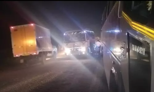 சக்கரம் கழன்று தறி கெட்டு ஓடிய பஸ்- 36 ஐயப்ப பக்தர்கள் உயிர் தப்பினர்