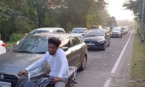 சென்னையில் இருந்து சொந்த ஊர்களுக்கு பயணம்: பரனூர் சுங்கச்சாவடியில் போக்குவரத்து நெரிசல்