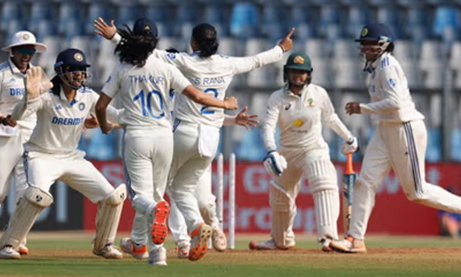 ஆஸ்திரேலியா பெண்கள் அணிக்கு எதிராக மோதல்: பரபரப்பான கட்டத்தில் மும்பை டெஸ்ட் போட்டி இந்தியா வெற்றி பெறுமா?