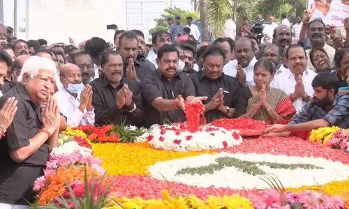 36-வது நினைவு நாள்: எம்.ஜி.ஆர் நினைவிடத்தில் எடப்பாடி பழனிசாமி மலர் தூவி மரியாதை