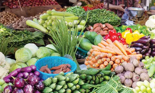 காய்கறிகள் விலை திடீர் உயர்வு- ஒரு கிலோ முருங்கைக்காய் ரூ.170-க்கு விற்பனை