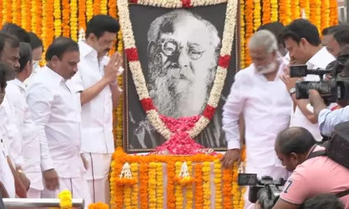 50-ம் ஆண்டு நினைவு நாள்: பெரியார் சிலைக்கு முதலமைச்சர் - தலைவர்கள் மரியாதை