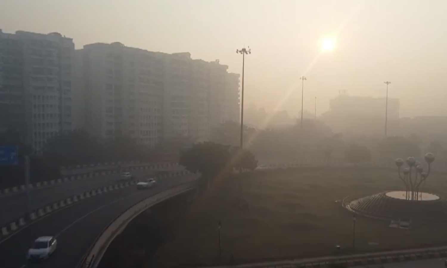 எதிரே வருபவர் தெரியாத அளவிற்கு பனி மூட்டம்: டெல்லியில் விமான சேவை பாதிப்பு