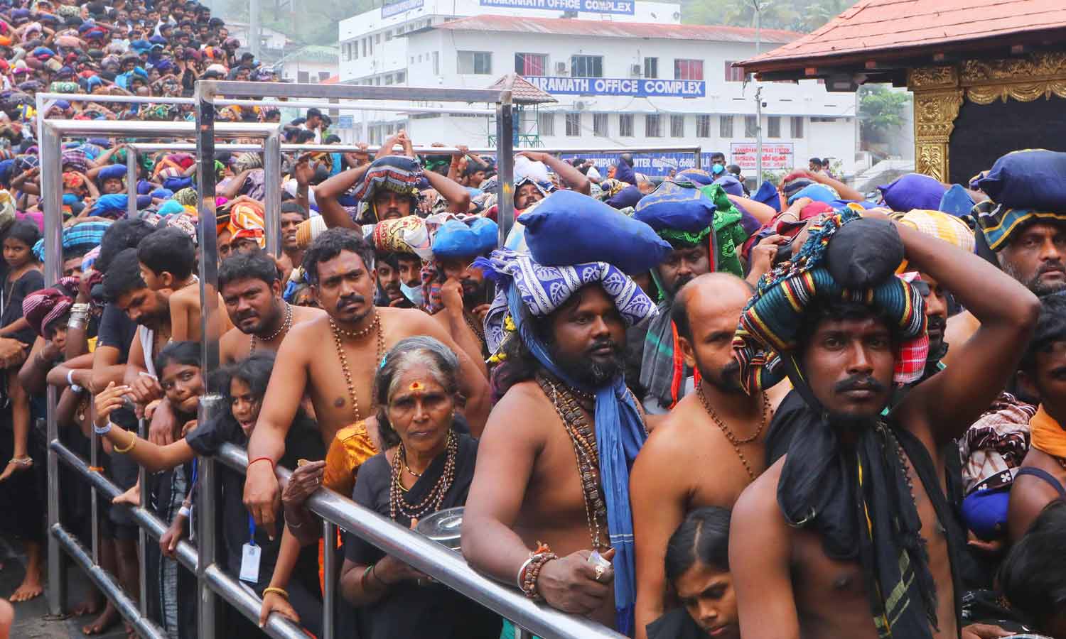 சபரிமலையில் ஒரே நாளில் ஒரு லட்சம் பக்தர்கள் 18-ம் படி ஏறி சாமி தரிசனம்