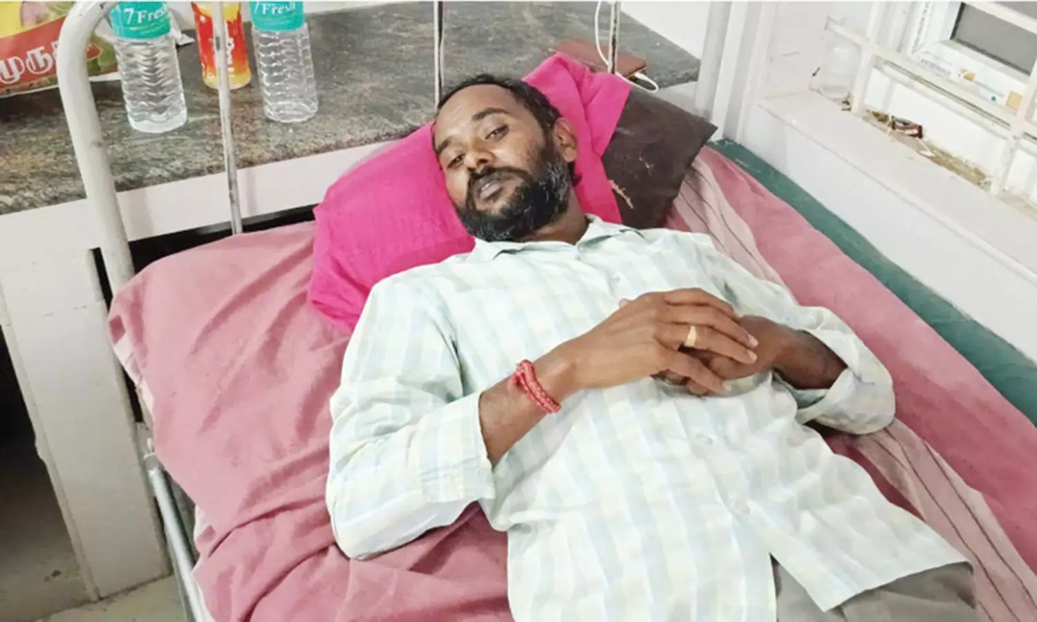 கிராம நிர்வாக அலுவலரை டிராக்டர் ஏற்றி கொலை செய்ய முயன்ற 2 பேர் கைது கிராம நிர்வாக அலுவலரை டிராக்டர் ஏற்றி கொலை செய்ய முயன்ற 2 பேர் கைது