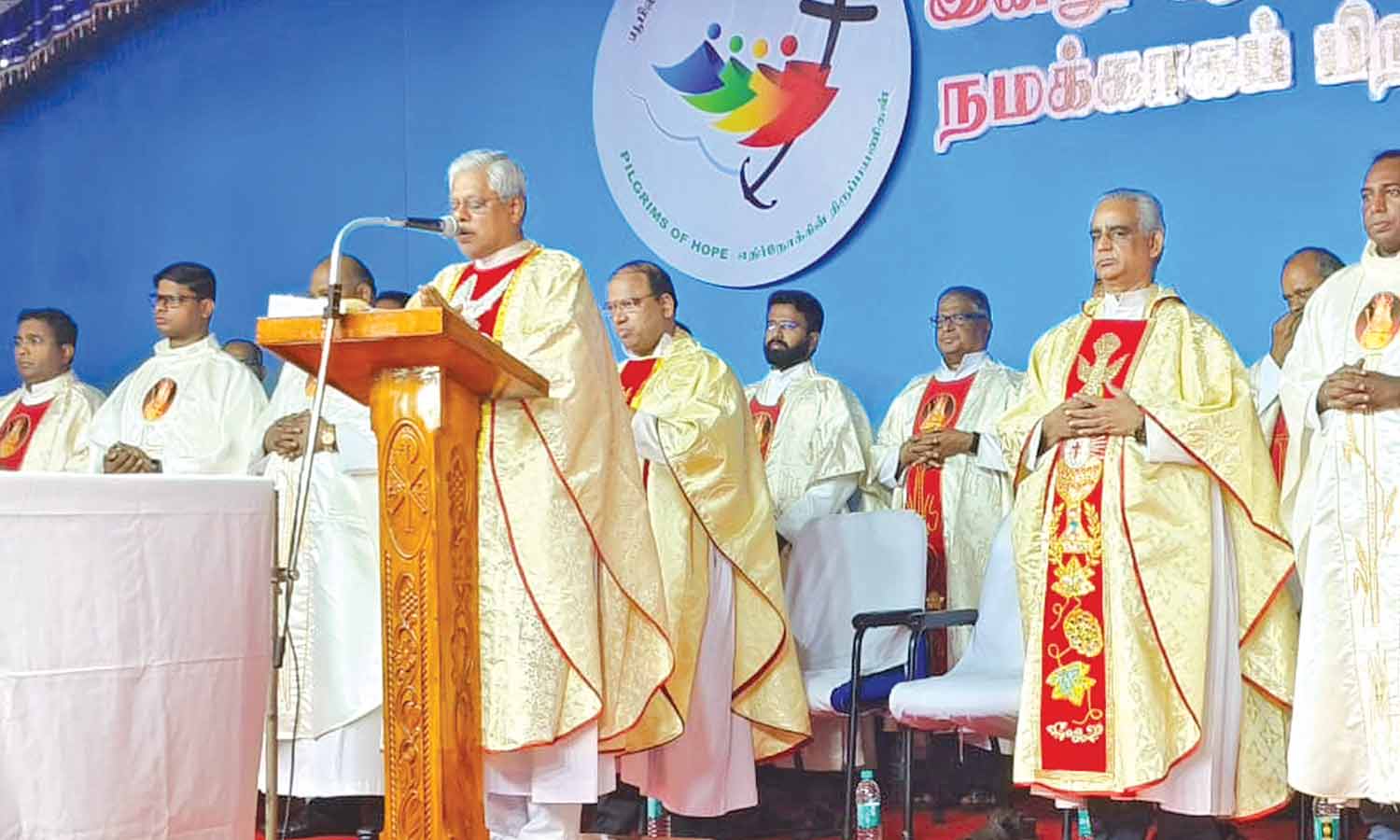 வேளாங்கண்ணி பேராலயத்தில் சிறப்பு கூட்டு திருப்பலி- பல்லாயிரக்கணக்கான கிறிஸ்தவர்கள் பிரார்த்தனை