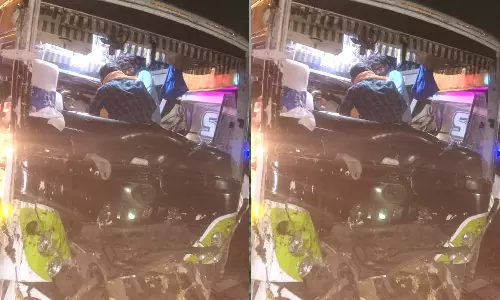 பஸ் மீது வேன் மோதி 23 ஐயப்ப பக்தர்கள் காயம்