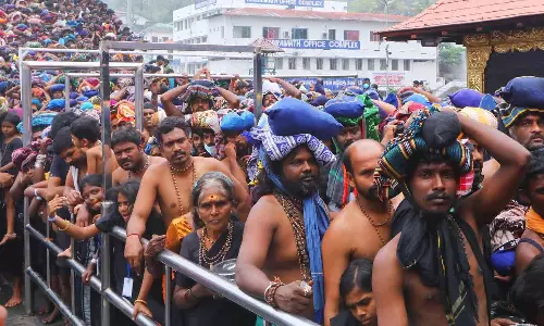 சபரிமலையில் ஒரே நாளில் ஒரு லட்சம் பக்தர்கள் 18-ம் படி ஏறி சாமி தரிசனம்