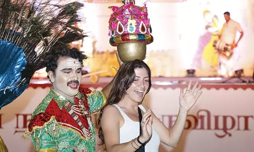 மாமல்லபுரம் நாட்டிய விழாவில் கரகாட்டம் ஆடிய வெளிநாட்டு பெண்