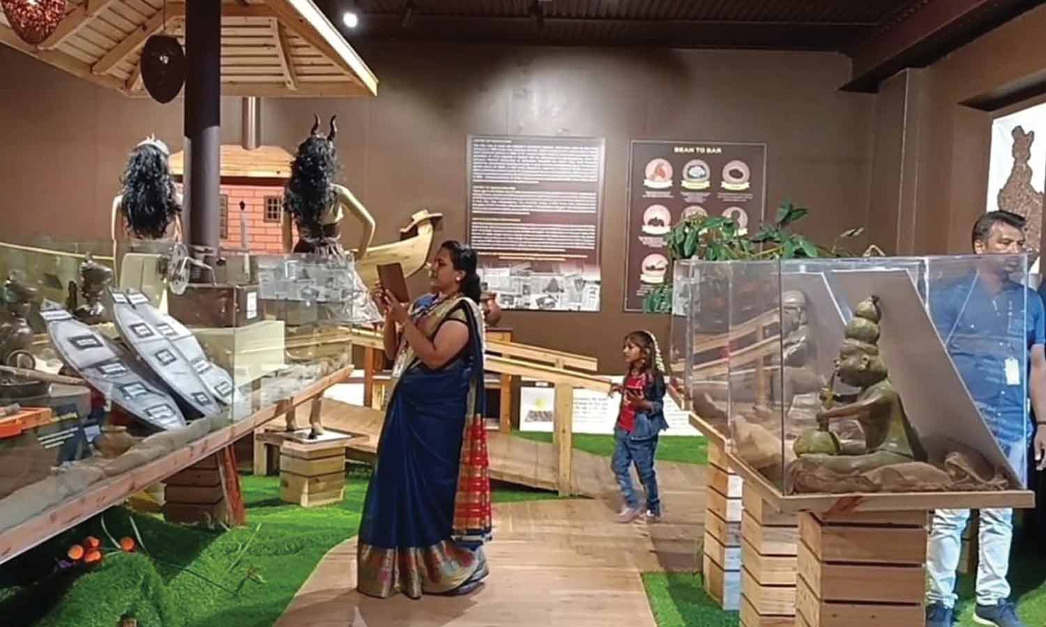 நீலகிரியில் தொடங்கிய தேசிய சாக்லெட் திருவிழா- டாலர், கம்மல் வடிவில் புதிய ரகங்கள் அறிமுகம்