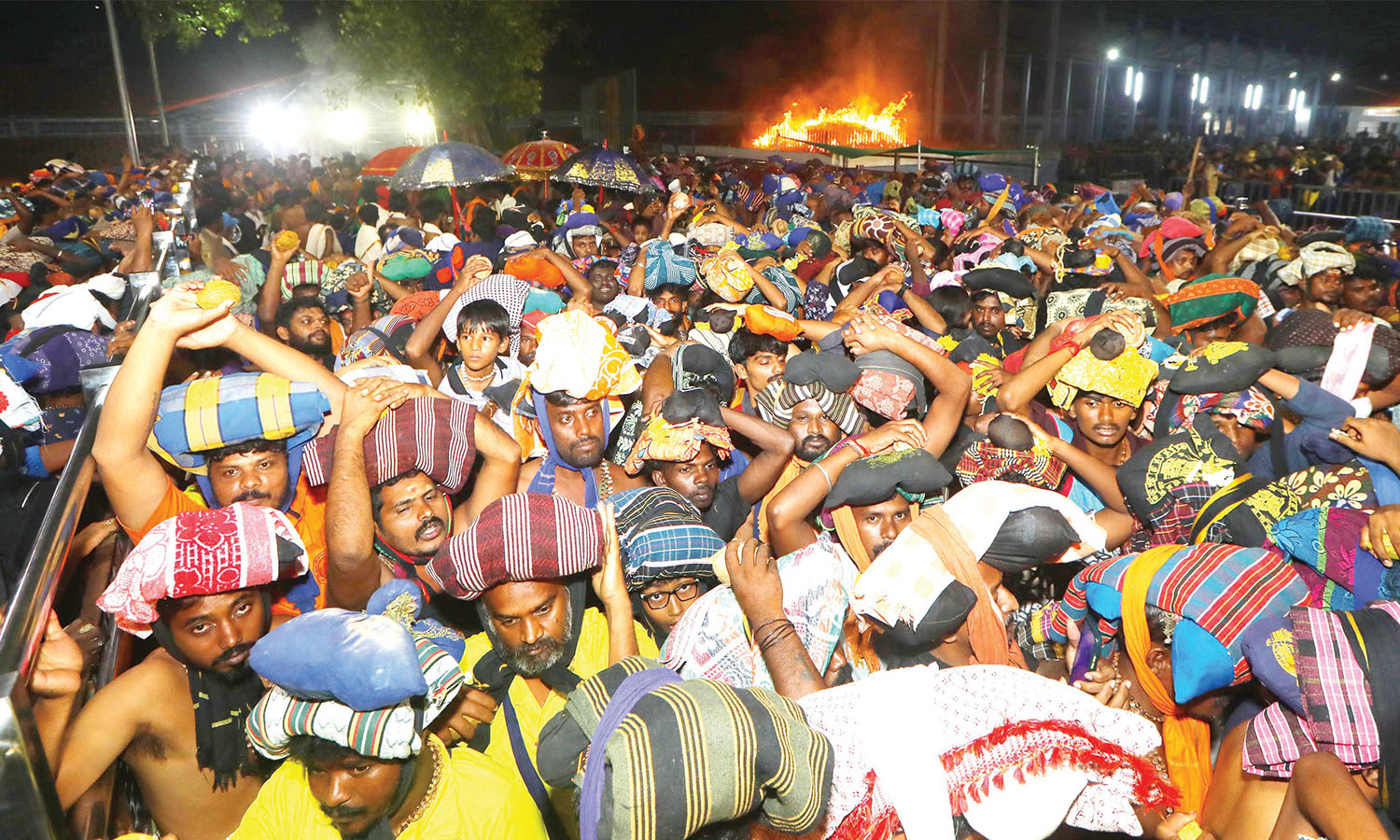 ஐயப்பனுக்கு தங்க அங்கி அணிவிப்பு: நாளை மண்டல பூஜை