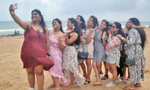 சுற்றுலா பயணிகளை கவரும் புத்தாண்டு: கொண்டாட்ட நகரமாக மாறிய புதுச்சேரி