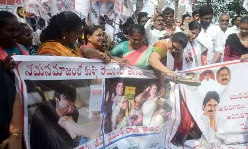 பவன் பஞ்சரான சைக்கிள் என பேசிய மந்திரி ரோஜா படத்தை செருப்பால் அடித்து போராட்டம்