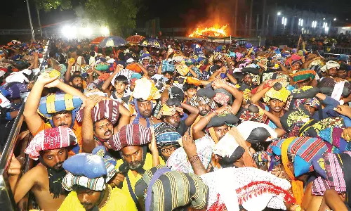 ஐயப்பனுக்கு தங்க அங்கி அணிவிப்பு: நாளை மண்டல பூஜை