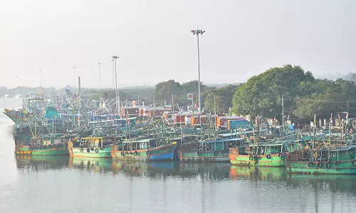 சுனாமி நினைவு தினம்: கடற்கரை பகுதியில் கண்ணீர் விட்டு கதறி அழுத பெண்கள்