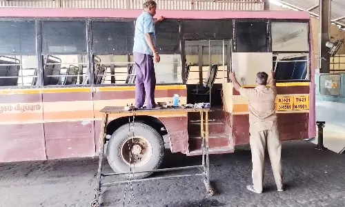 பஸ் படிக்கட்டில் தொங்கும் மாணவர்களுக்கு கடிவாளம்- வாசல் ஓர ஜன்னலில் இரும்பு தகடுகள் அமைப்பு