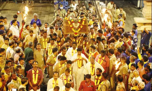 சபரிமலை: ஐயப்பனுக்கு தங்க அங்கி அணிவித்து சிறப்பு தீபாராதனை