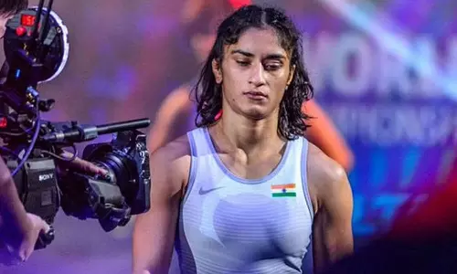 மல்யுத்த தலைவருக்கு வலுக்கும் எதிர்ப்பு: விருதுகளை திருப்பி அளிக்க வினேஷ் போகத் முடிவு