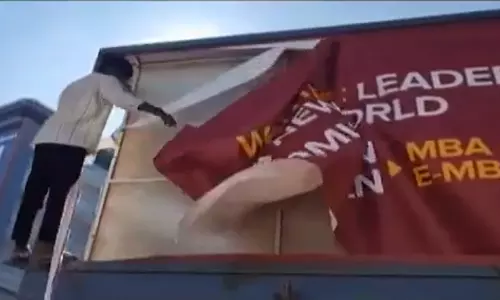 பிற மொழி விளம்பரப் பலகைகளை உடைத்து கன்னட அமைப்பினர் ஆர்ப்பாட்டம்: பெங்களூருவில் பரபரப்பு