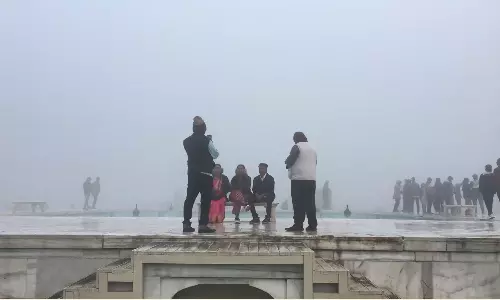 மாயமான தாஜ்மகால்: சுற்றுலா பயணிகளை அதிர்ச்சிக்கு ஆளாக்கிய பனிமூட்டம்