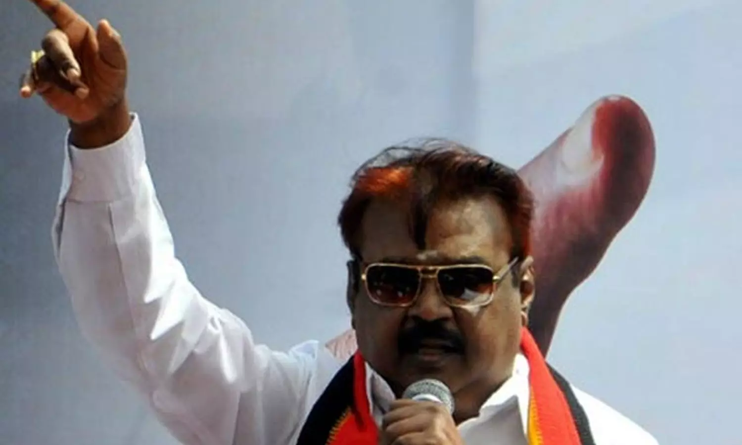 தமிழ் மொழிப் பற்றை போராட்டங்களால் வெளிப்படுத்திய விஜயகாந்த் தமிழ் மொழிப் பற்றை போராட்டங்களால் வெளிப்படுத்திய விஜயகாந்த்