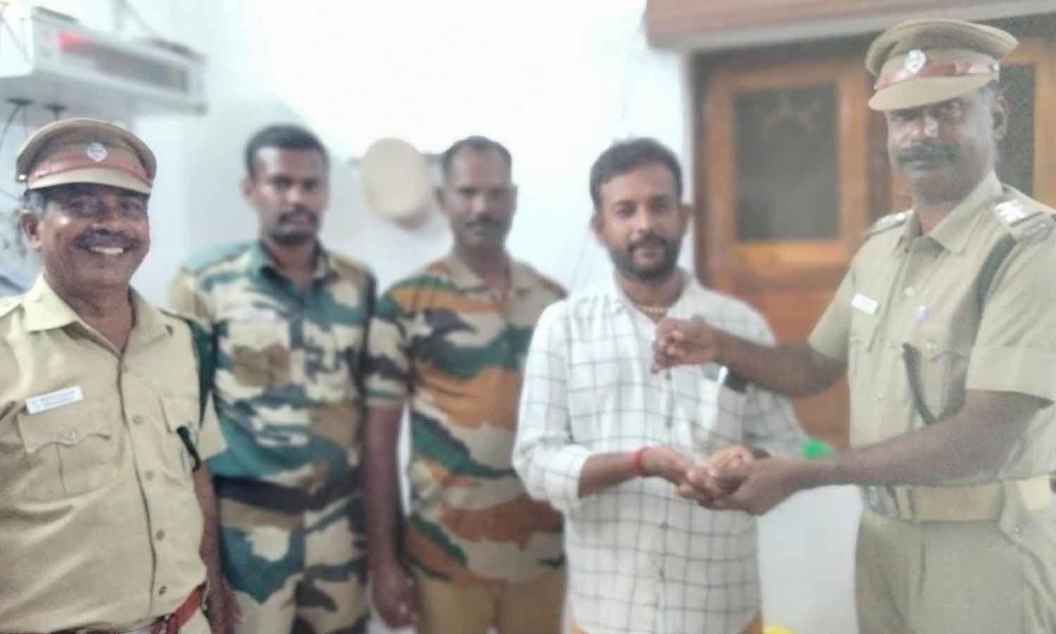 கும்பக்கரை அருவியில் பயணி தவறவிட்ட தங்கமோதிரத்தை கண்டுபிடித்து ஒப்படைத்த வனத்துறை