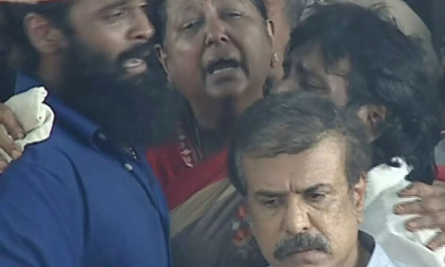 தந்தையின் உடலை பார்த்து கதறி அழும் மகன்கள்.... | Tamil news Vijayakanth sons tears