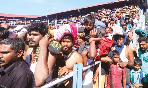 சபரிமலை ஐயப்பன் கோவிலில் மண்டல பூஜை