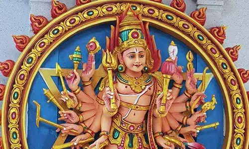 பக்தர்களுக்கு சந்தோஷம் தருபவர்