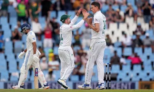 விராட் கோலி போராட்டம் வீண்.. இன்னிங்ஸ் மற்றும் 32 ரன்கள் வித்தியாசத்தில் இந்தியா தோல்வி