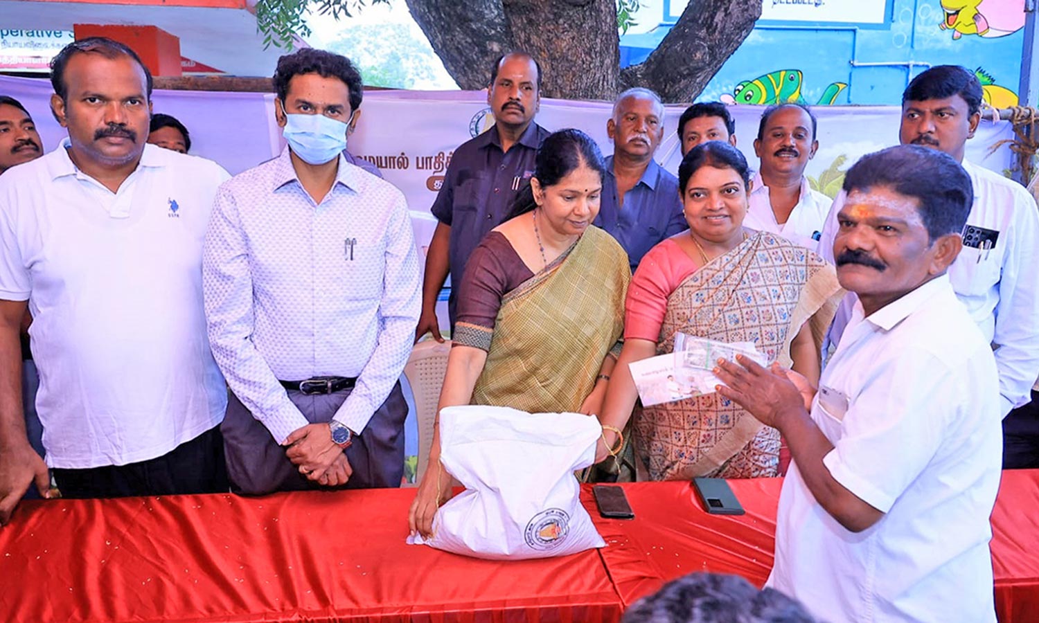 வெள்ள நிவாரண நிதி வினியோகம் தொடங்கியது