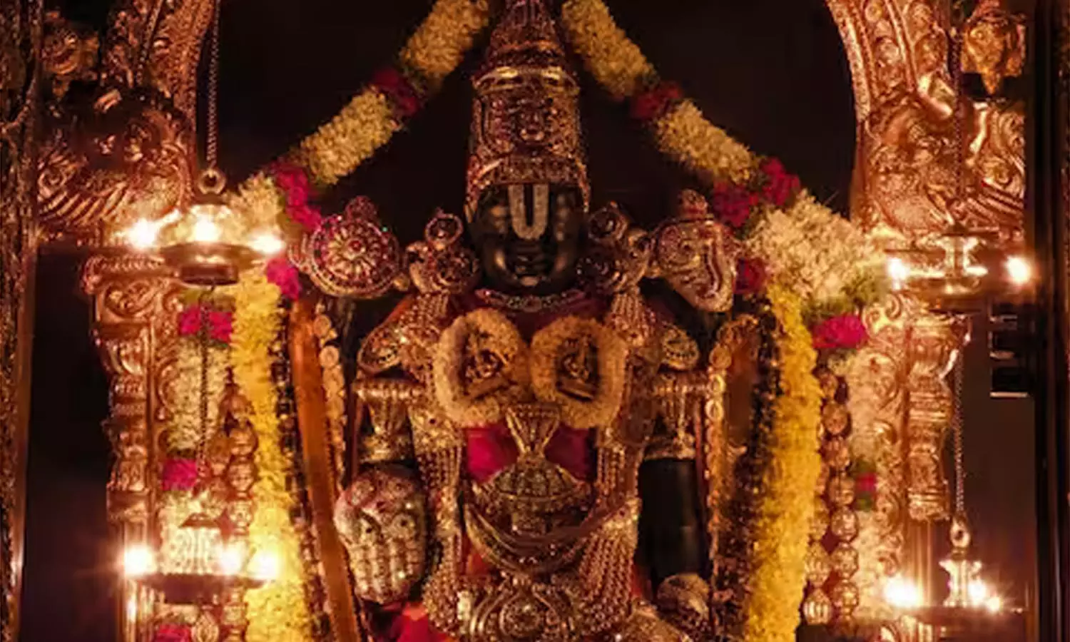 அணிகலன்களுடன் அபாரமாக காட்சியளிக்கும் வேங்கடவன்