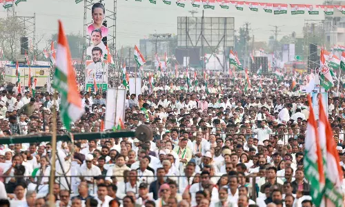 கட்சி நிதி வசூலிக்க இப்படியும் பண்ணலாமா? வைரலாகும் காங்கிரஸ் பொதுக்கூட்ட புகைப்படங்கள்..