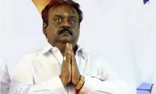 குலதெய்வ கோவிலுக்கு வரும் விஜயகாந்த்தை கண்கண்ட கடவுளாக பார்த்த கிராம மக்கள்