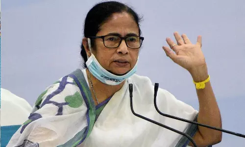 மேற்கு வங்கத்தில் திரிணாமுல் காங்கிரஸ் தனித்து போட்டியிடும்- மம்தா பானா்ஜி அறிவிப்பால் பரபரப்பு