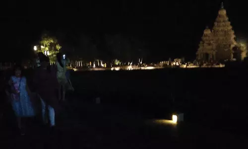 மாமல்லபுரத்தில் மின்விளக்கு இல்லாமல் இருள் சூழ்ந்து காணப்படும் கடற்கரை கோவில்