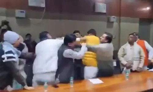 WWE சண்டையாக மாறிய நகராட்சி கவுன்சில் கூட்டம்: வைரலாகும் காட்சி