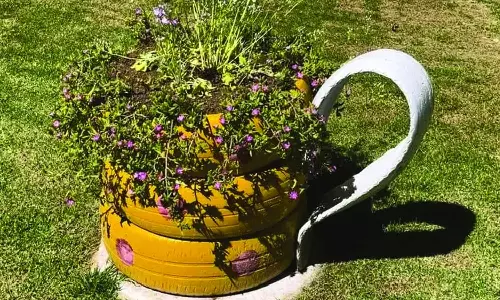 அரசு தாவரவியல் பூங்காவில் தேநீர் கோப்பை வடிவில் மலர் தொட்டிகள்- சுற்றுலா பயணிகள் கண்டு ரசித்தனர்