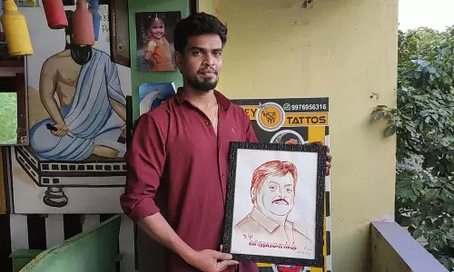 தனது ரத்தத்தால் விஜயகாந்த் படத்தை வரைந்து அஞ்சலி செலுத்திய ஓவியர்