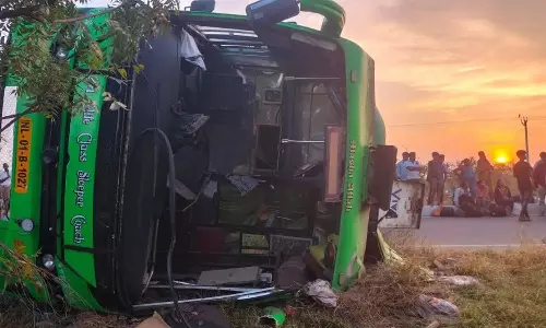 ஆம்னிபஸ் முன்பக்க டயர் வெடித்து நடுரோட்டில் கவிழ்ந்து விபத்து