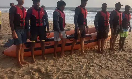 புத்தாண்டு கொண்டாட சென்றபோது விபரீதம்: கடலில் மூழ்கி 4 பேர் பலி